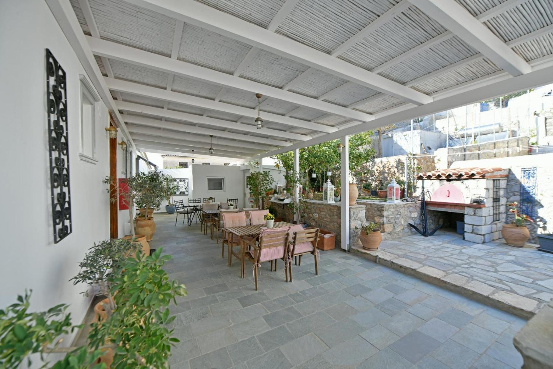 Athina *