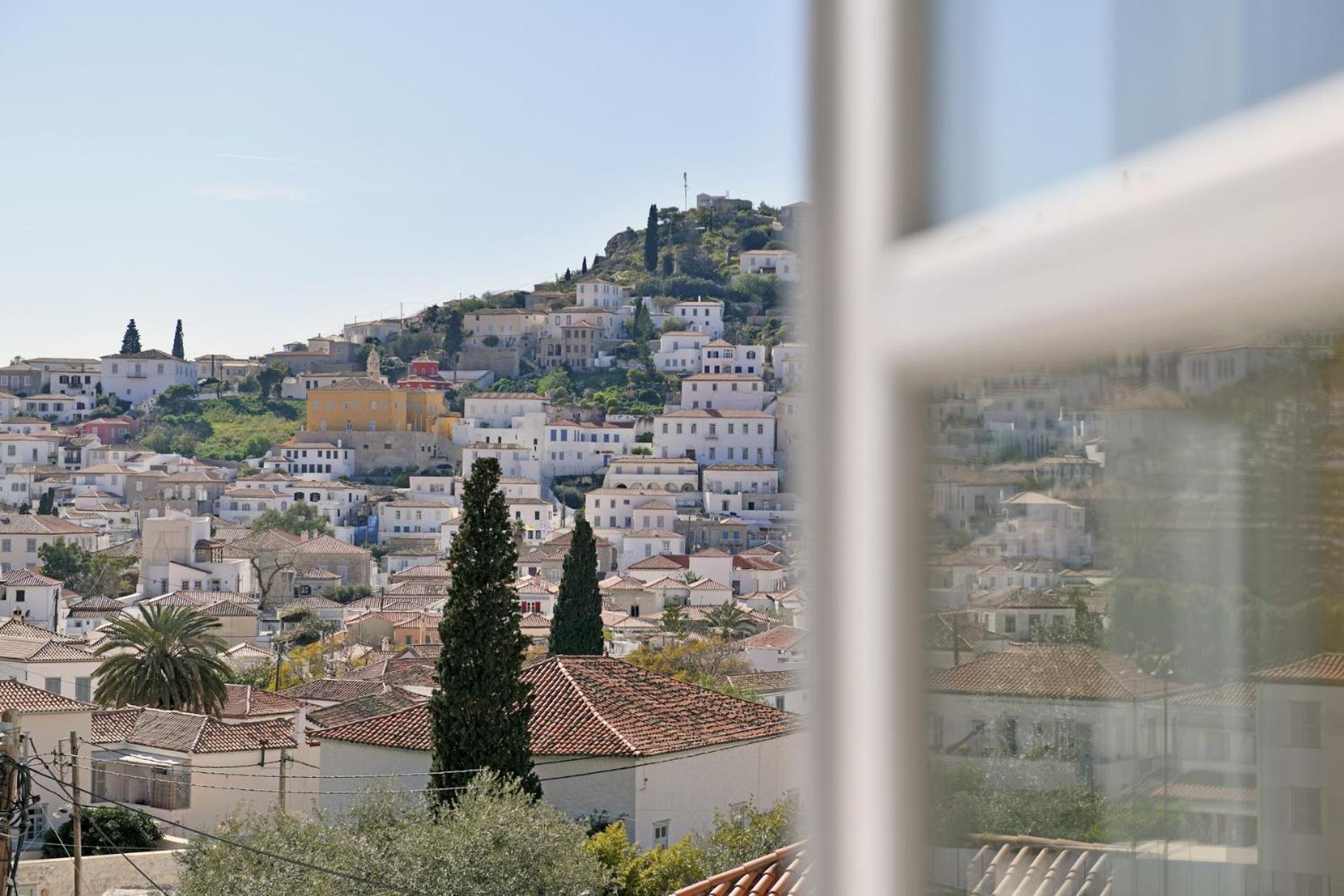 Athina * Hydra (Saronic Islands)
