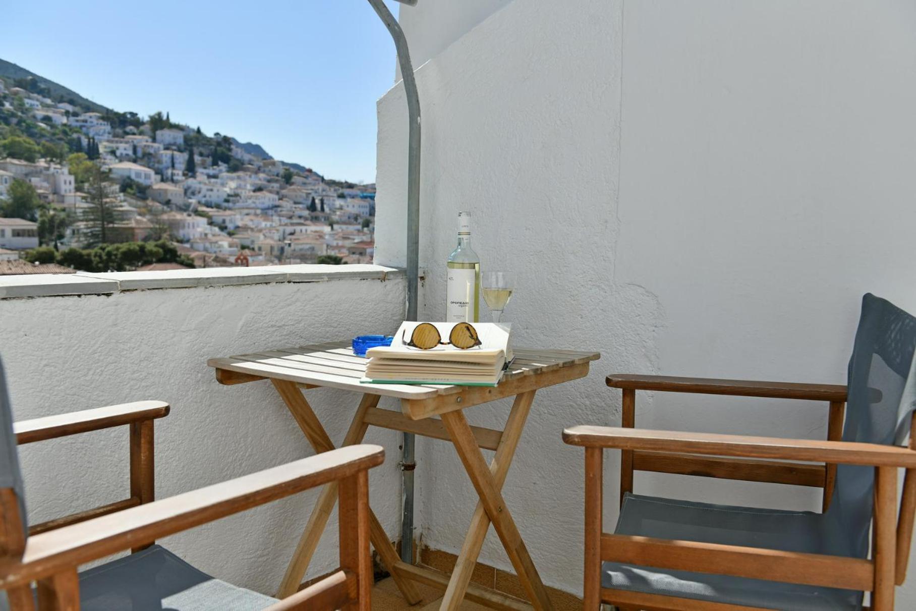 Athina * Hydra (Saronic Islands)
